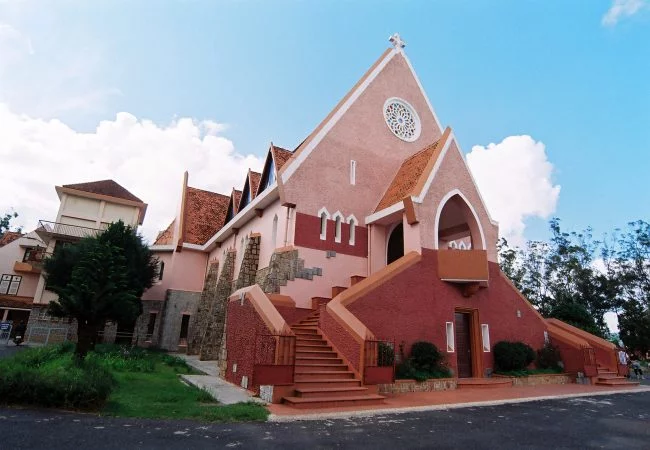 Nhà thờ Domaine de Marie - kiến trúc màu hồng có 1-0-2 tại Đà Lạt